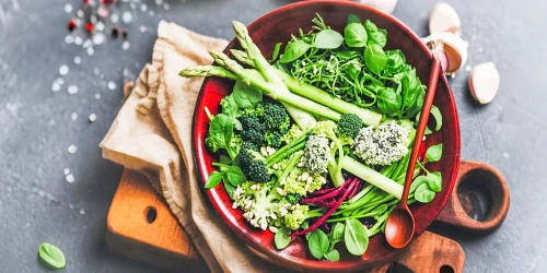 Frühlingshafte Bowl mit cremigem Brokkolipesto